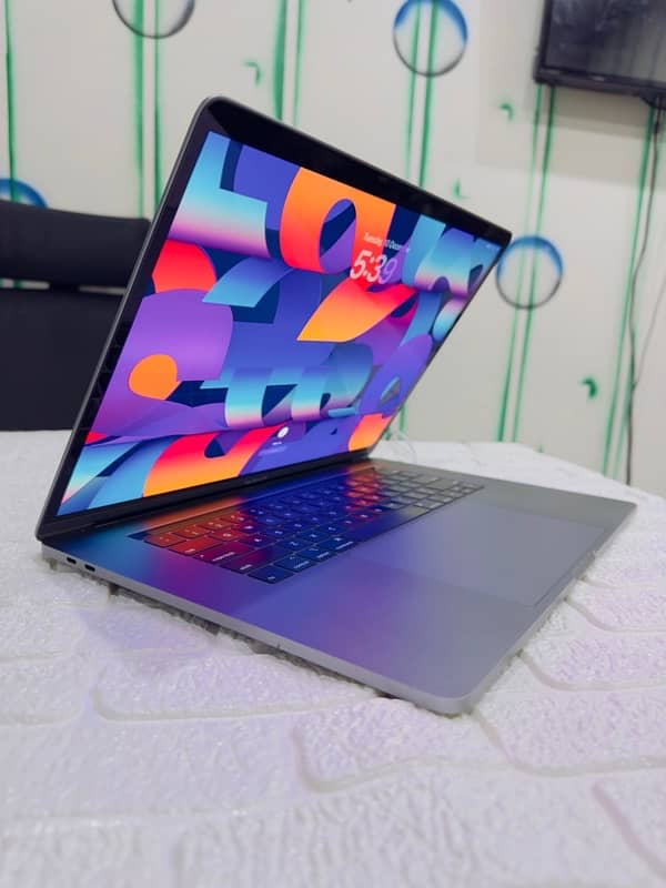 MacBook pro 2018 15.4 inch core i9 CTO 32GB RAM 512GB SSD 6 core GPu 1