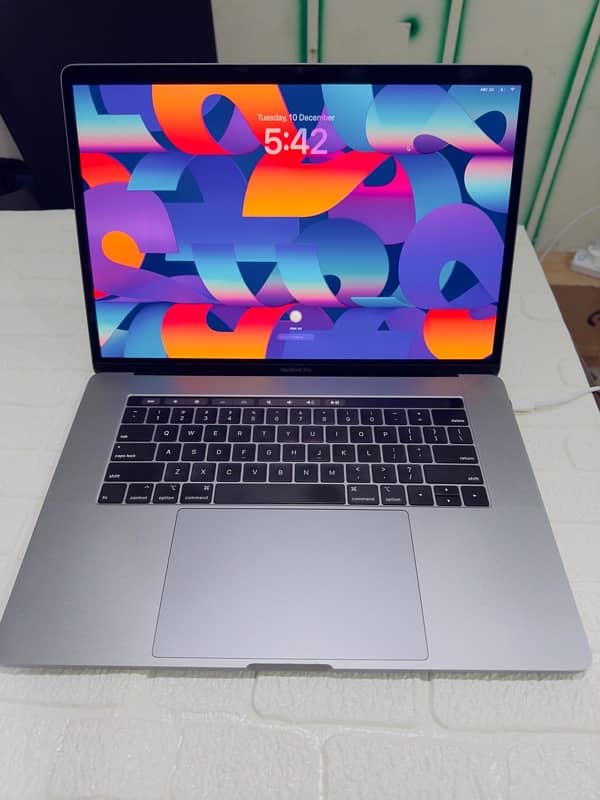 MacBook pro 2018 15.4 inch core i9 CTO 32GB RAM 512GB SSD 6 core GPu 2