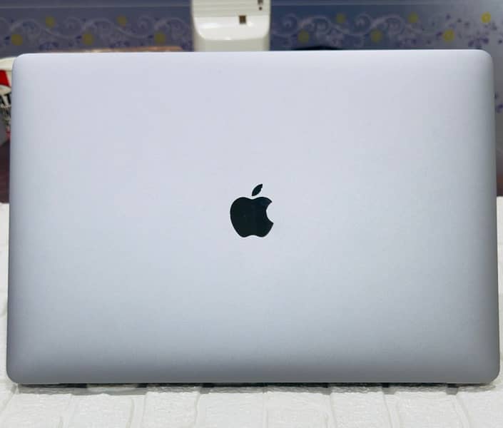 MacBook pro 2018 15.4 inch core i9 CTO 32GB RAM 512GB SSD 6 core GPu 3