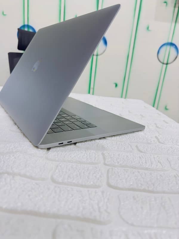 MacBook pro 2018 15.4 inch core i9 CTO 32GB RAM 512GB SSD 6 core GPu 4