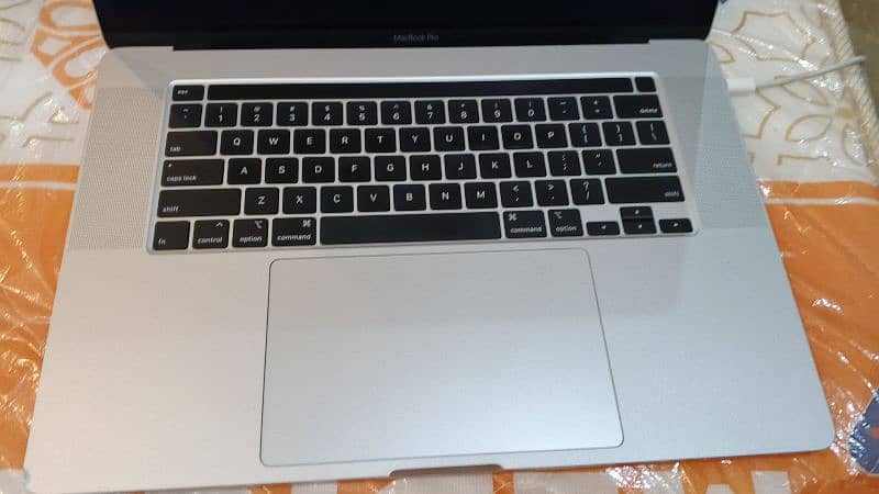 Apple MacBook pro 2019 core i9 15inch 1