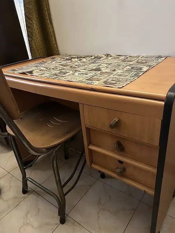 Computer table for sale havy wooden table 0