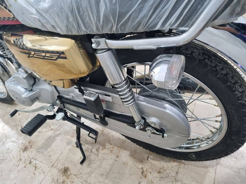 Honda CG-125 Gold Edition 2025 Zero Meter 5