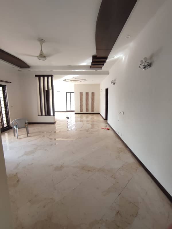 1 KANAL HOT LOCATION Single Story AVAILABLE FOR RENT IN OPF HOUSING SOCIETY - BLOCK D 3