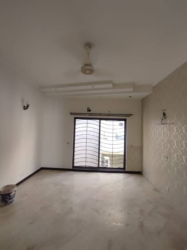 1 KANAL HOT LOCATION Single Story AVAILABLE FOR RENT IN OPF HOUSING SOCIETY - BLOCK D 8