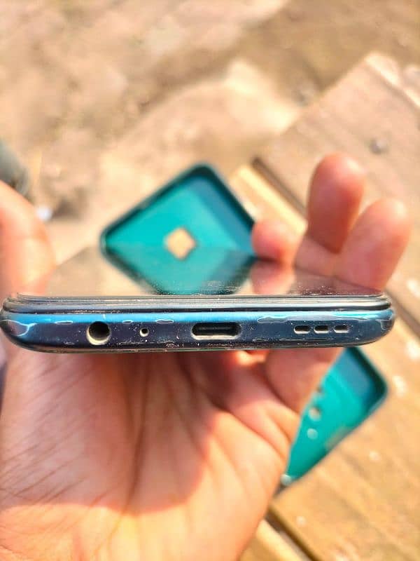 OPPO Reno 2f girnay ki wja sy panel or back damage ha 4