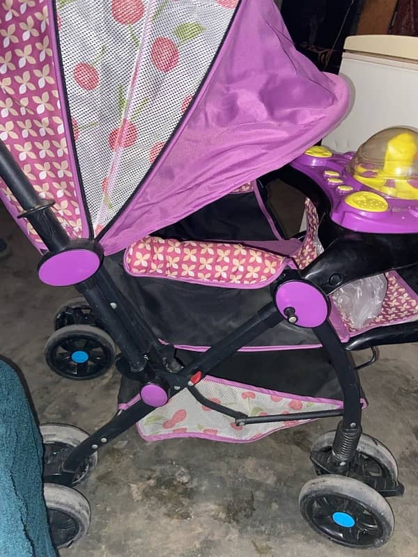 10//10 condition baby pram only one month used 4