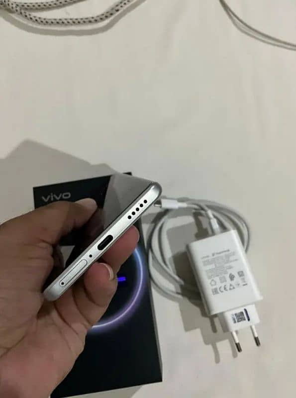 vivo v40 full. box 10 ma warranty03116903085 10/10 2