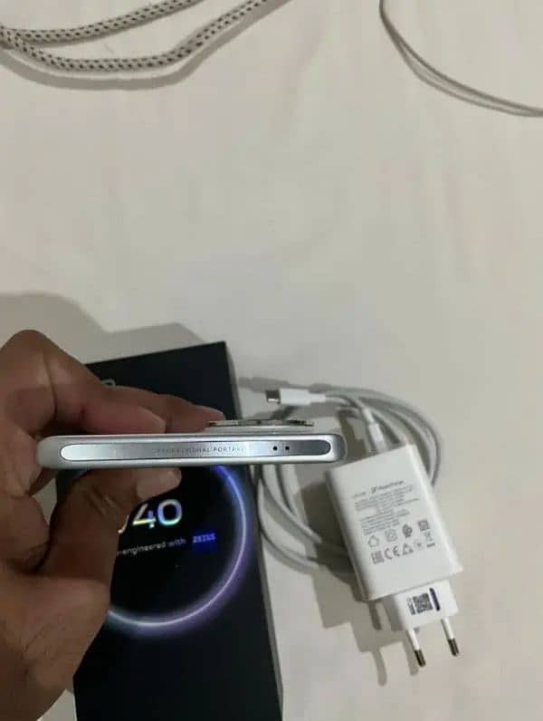 vivo v40 full. box 10 ma warranty03116903085 10/10 3