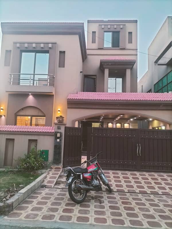 8 Marla House For Sale In Bahria Town Lahore 0