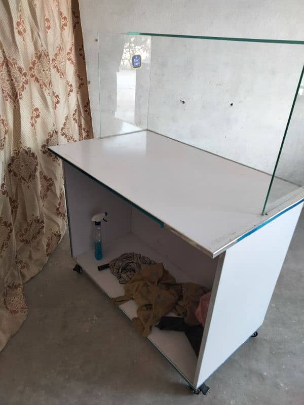 mobile Repairing table with glass 1