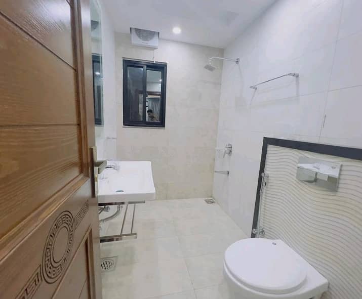 Flat Of 500 Square Feet In Bahria Town - Sector C For rent 9