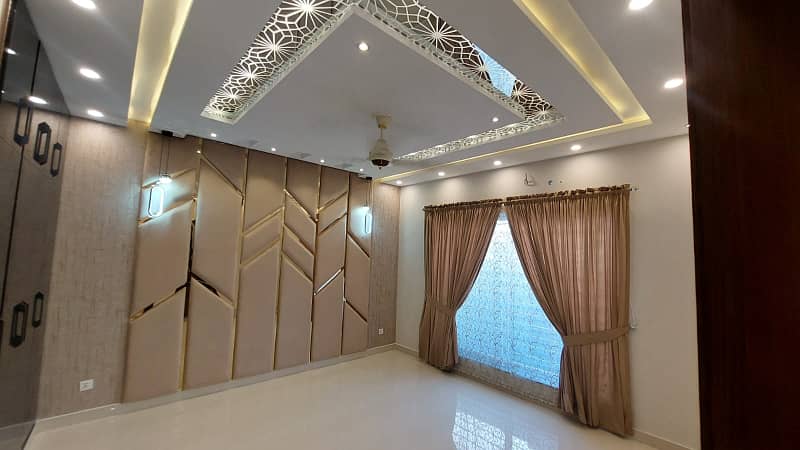 10 Marla House For Rent In Sector C Bahria Town Lahore Near To Commercial Hub , Everything Is Walking Distance, Super Hot Location Deal Done With Owner Meeting 1