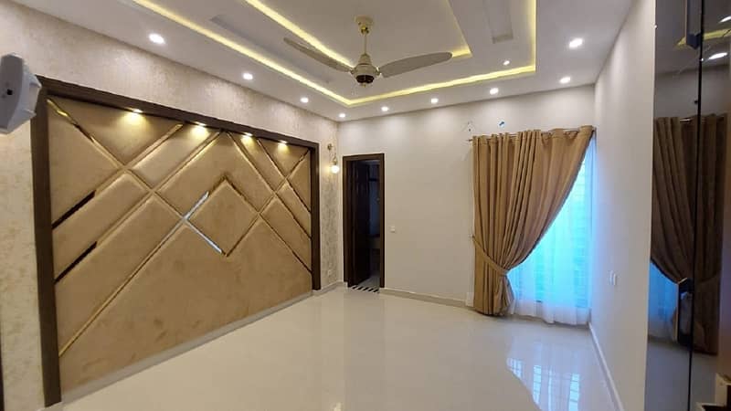 10 Marla House For Rent In Sector C Bahria Town Lahore Near To Commercial Hub , Everything Is Walking Distance, Super Hot Location Deal Done With Owner Meeting 4