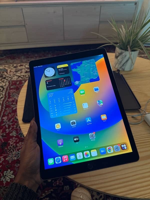 iPad Pro 12.9 inch in Neat & Clean Condition 0