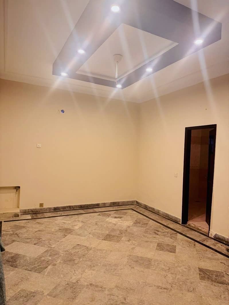 DREAM HOME OFFERS one kanal upper portion Is Available For Rent In DHA Phase 4 Lahore At Super Hot Location. 100% ORGINAL PICTURES 2