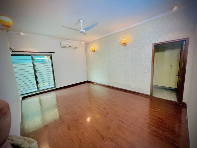 DREAM HOME OFFERS one kanal Lower portion Is Available For Rent In DHA Phase 04 GG Lahore At Super Hot Location. orginal pictures 3