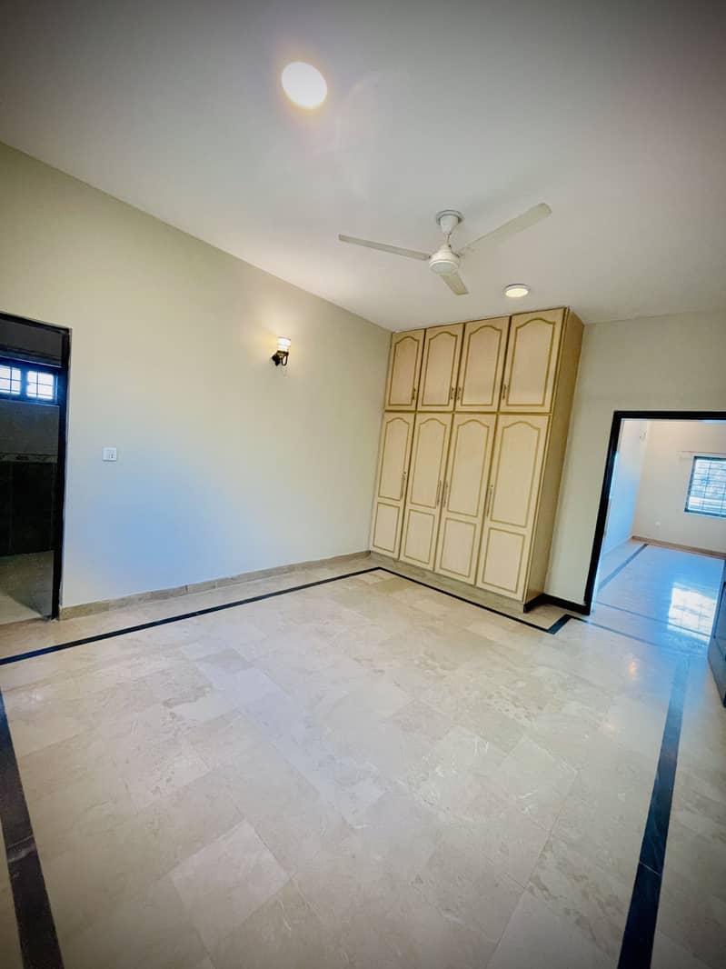 DREAM HOME OFFERS one kanal upper portion Is Available For Rent In DHA Phase 4 FF Lahore At Super Hot Location. 0