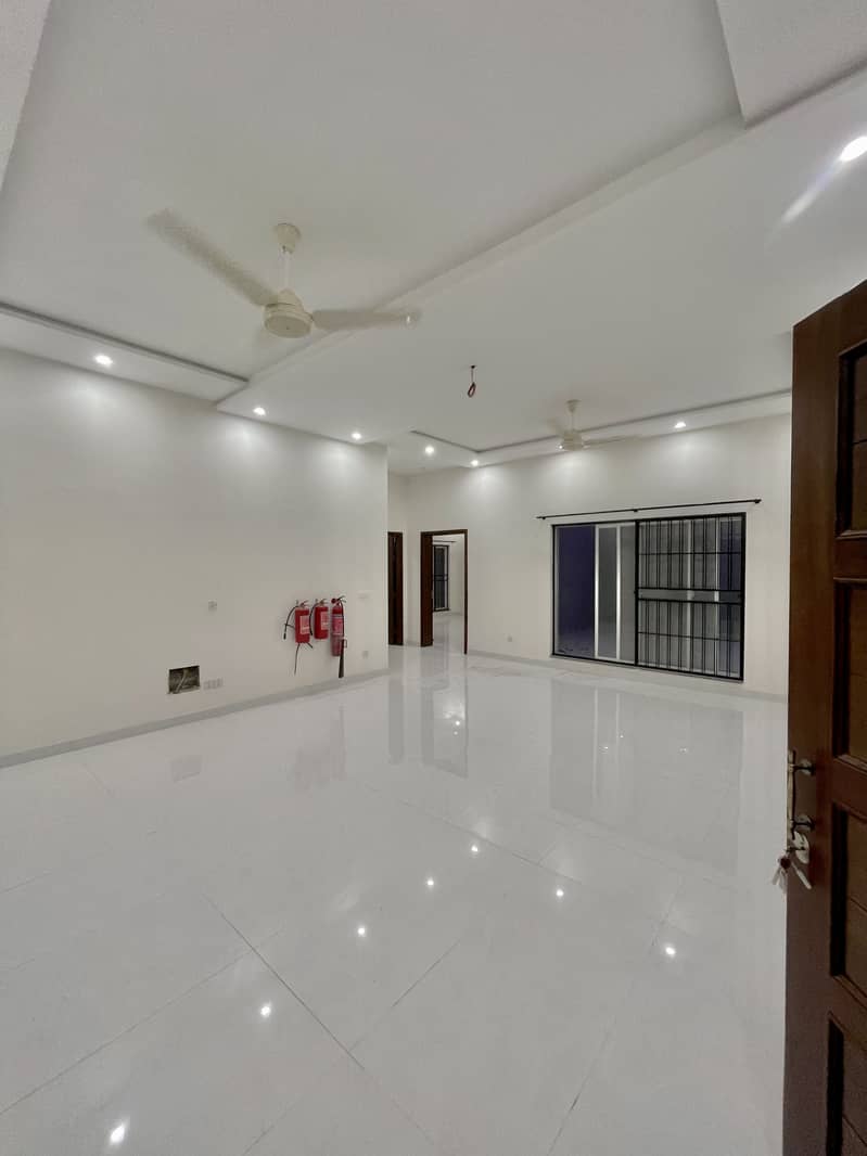 DREAM HOME OFFERS one kanal upper portion Is Available For Rent In DHA Phase 4 Lahore At Super Hot Location. 3