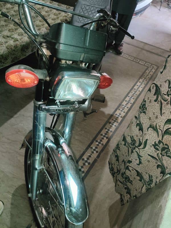 10/8 baqi. condition  bike dekh kr tasli kr skty uu 1