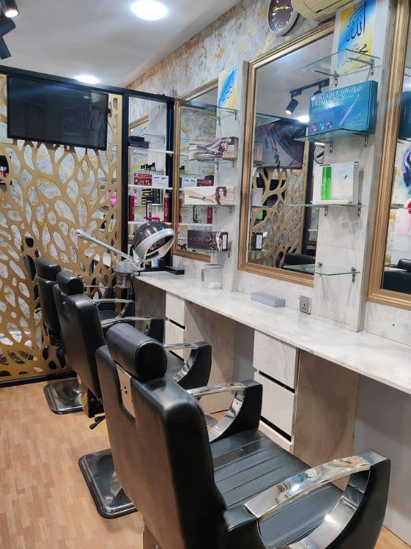 Beauty saloon for sale / complete setup sale / condition 8/10 0