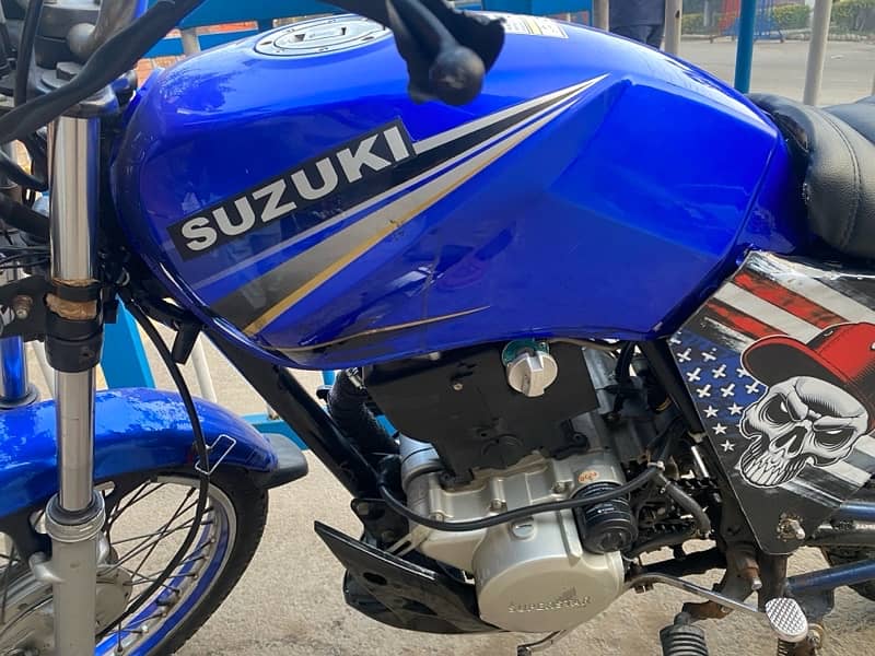 Suzuki 200cc Heavy Touring Bike. 38 fuel average. Loud sound 0