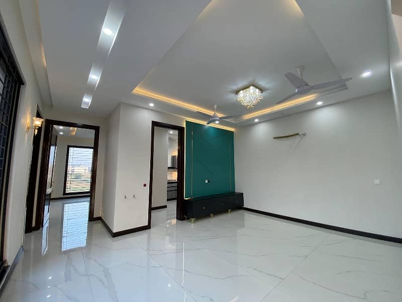 10 Marla luxury upper Portion for rent hot location bahria 0