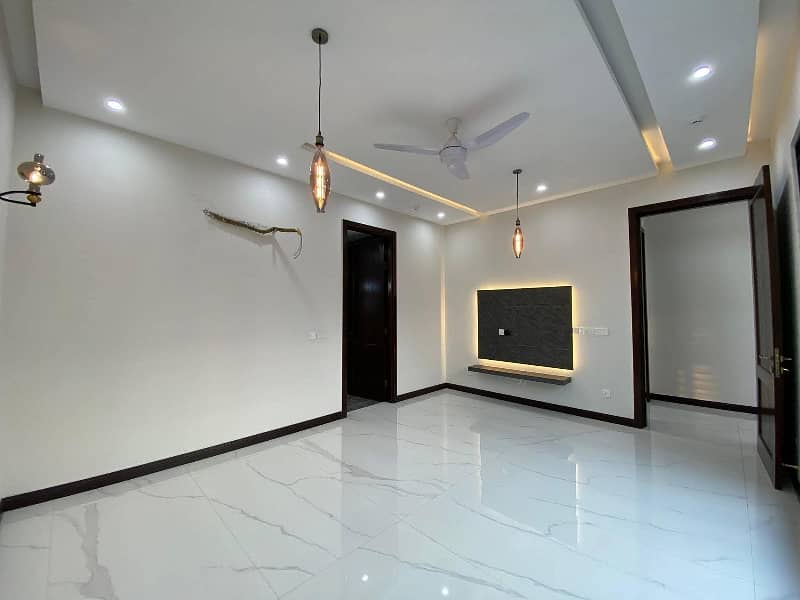 10 Marla luxury upper Portion for rent hot location bahria 3