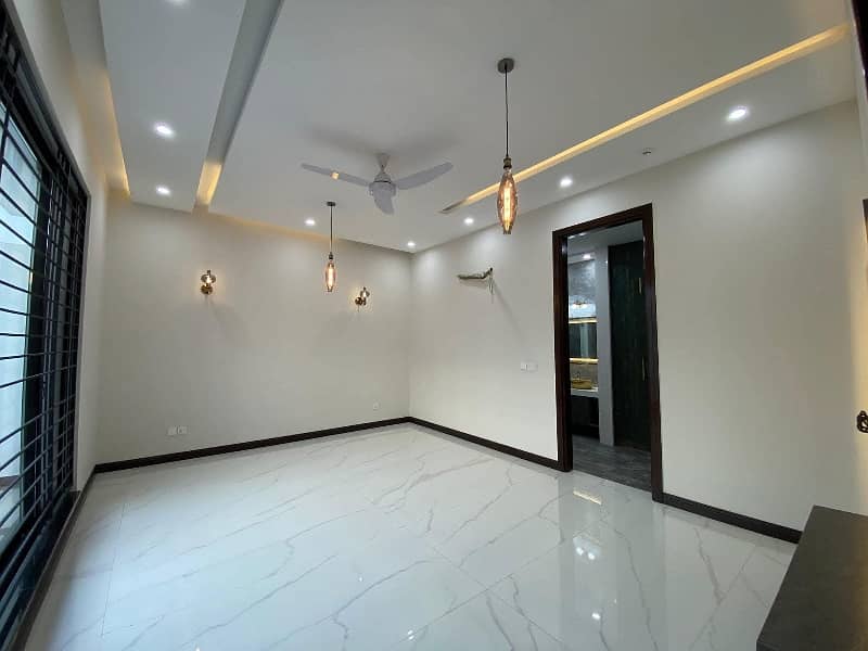 10 Marla luxury upper Portion for rent hot location bahria 6