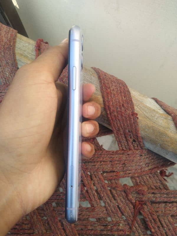 I phone 11 Non Pta 128 Gb purple back crack 2