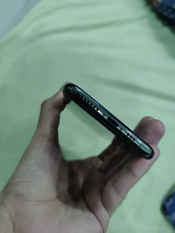 iPhone 11 pro in lush condition with box 3