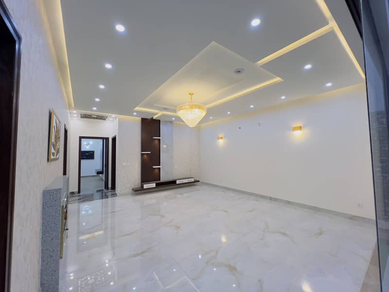 Premium Family Home In Johar Town - Close To All Major Amenities 13