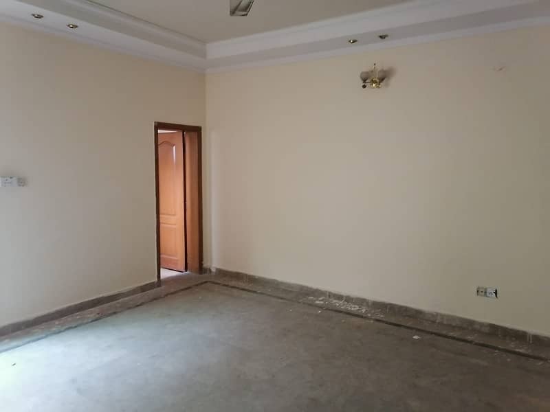 In Johar Town Phase 2 - Block J House Sized 1 Kanal For Sale 4