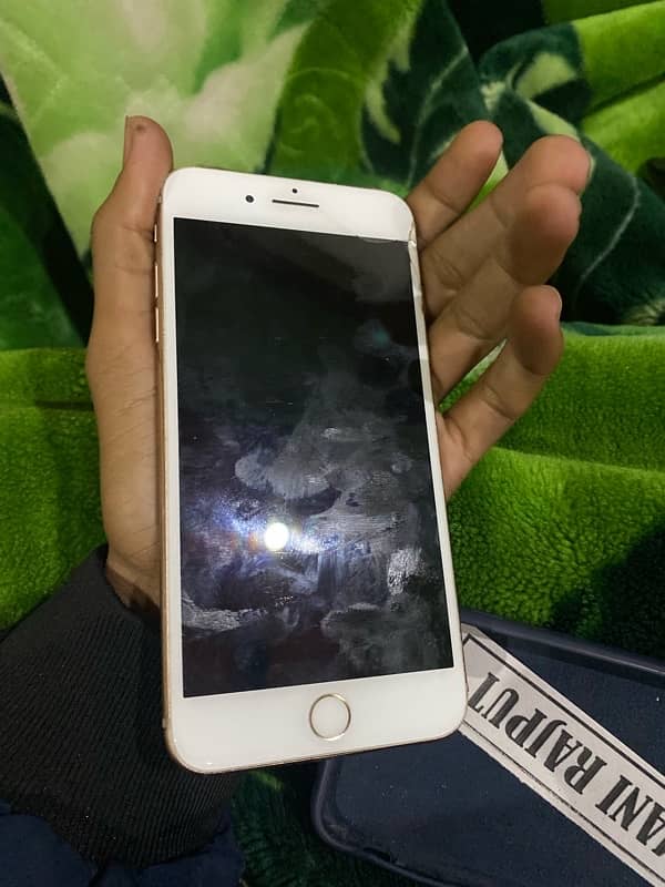 i phone 8 plus golden coulr 64 gb or battery health 80 3