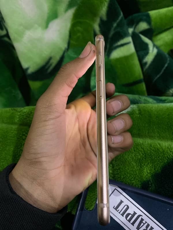 i phone 8 plus golden coulr 64 gb or battery health 80 6