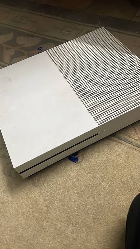 Xbox One S 500gb- 2 controllers 1