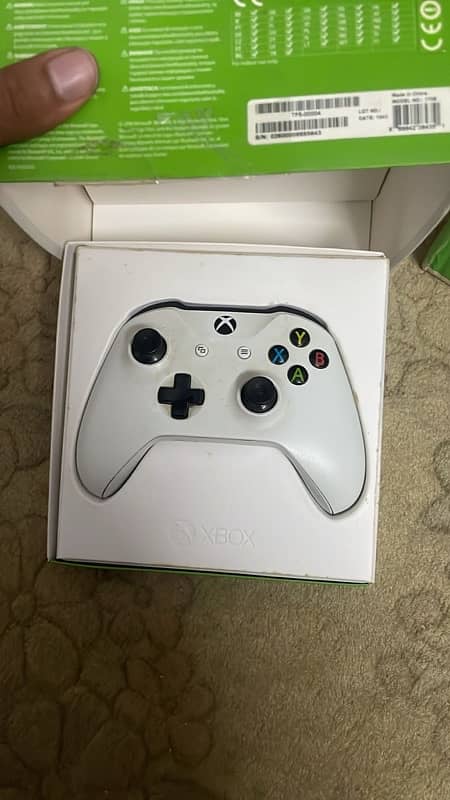 Xbox One S 500gb- 2 controllers 2