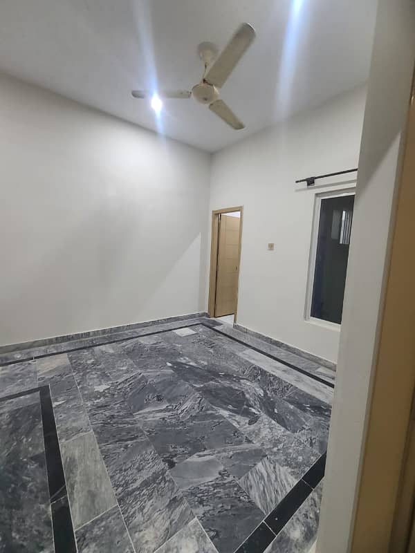 Portion for rent 2bed tv lounge drawing room kichan 2bath bijli gass available location Jan colony 0