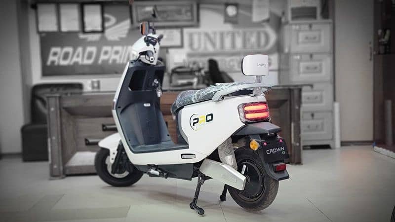 Crown PRO Model Electric Scooty 0