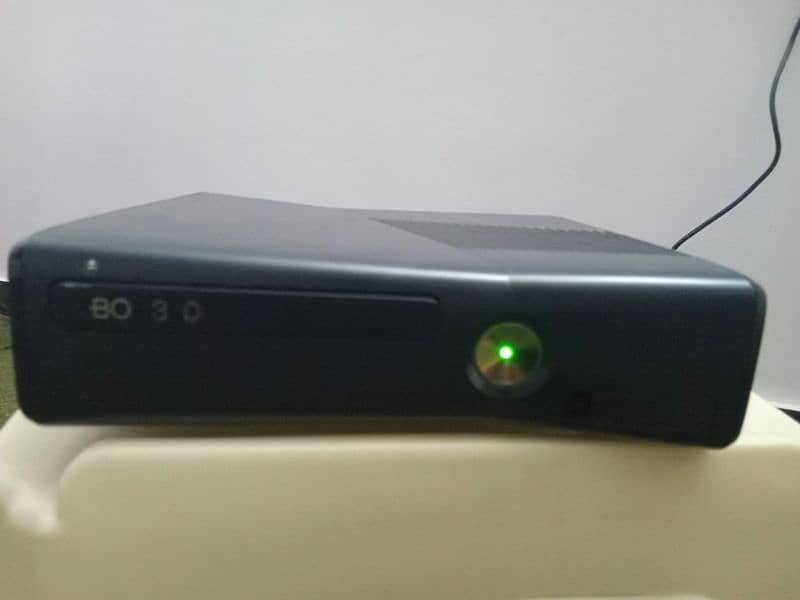 xbox 360 slim  with one wireless controller 2