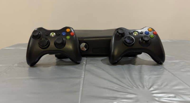 xbox 360 slim  with one wireless controller 7