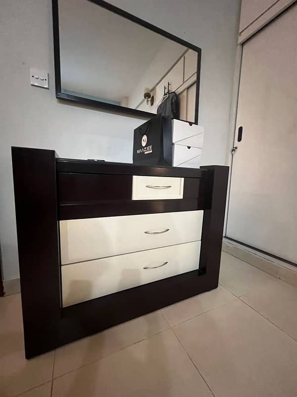 Bedroom set with dressing table 0