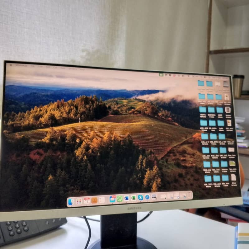 Samsung USB C Monitor (23.8") 4