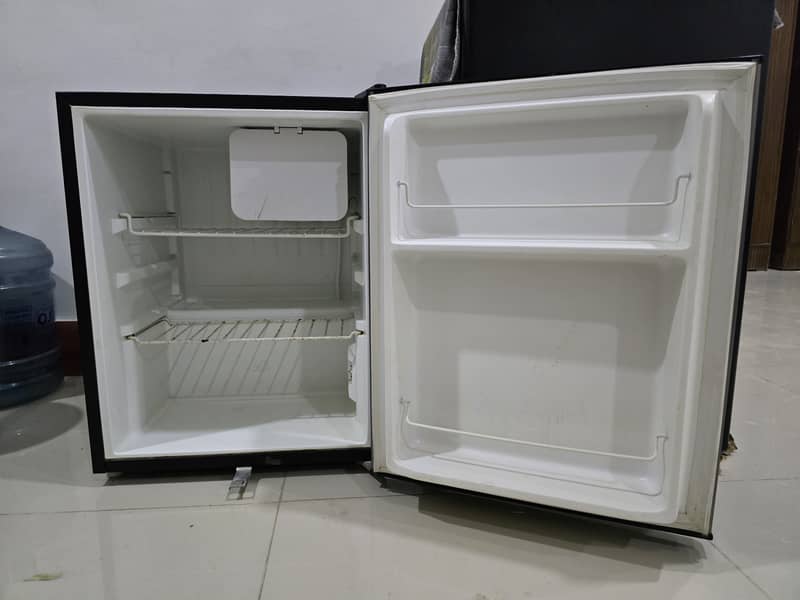 Room Mini Refrigerator Excellent Condition and Powerful Cooling 3