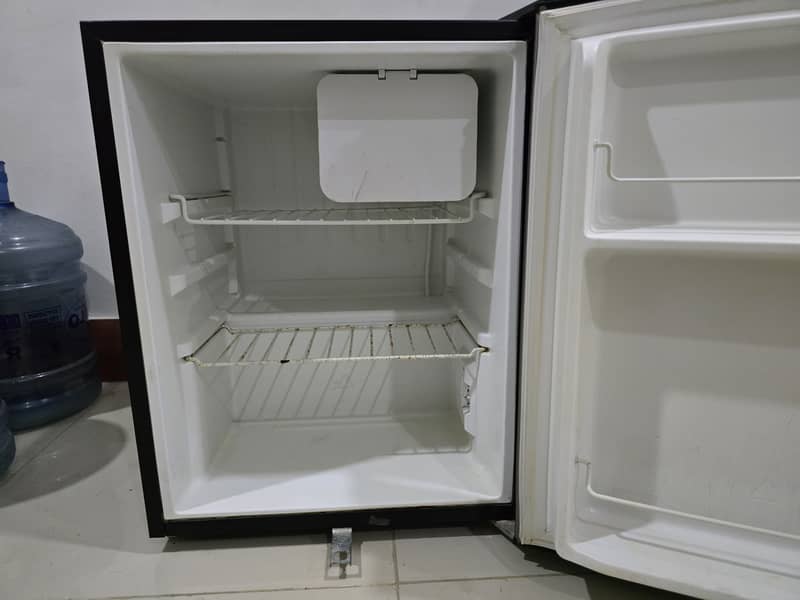 Room Mini Refrigerator Excellent Condition and Powerful Cooling 4