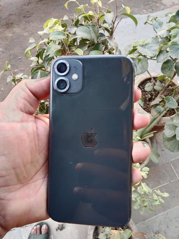 I phone11 64gb factory unlocked nonpta sim work 1 year se 1