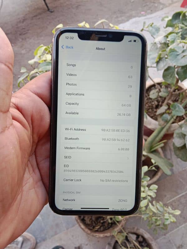 I phone11 64gb factory unlocked nonpta sim work 1 year se 4