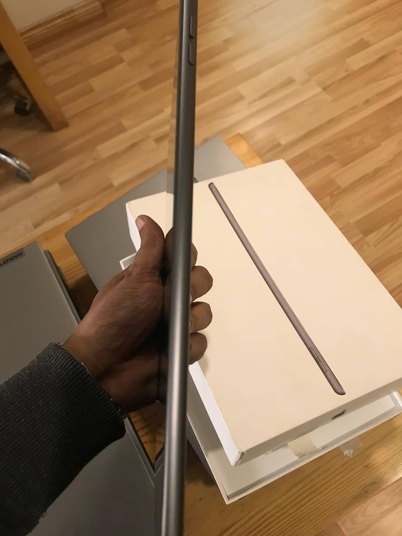 Apple iPad 7 (128GB, Wi-Fi) - Excellent Condition 2