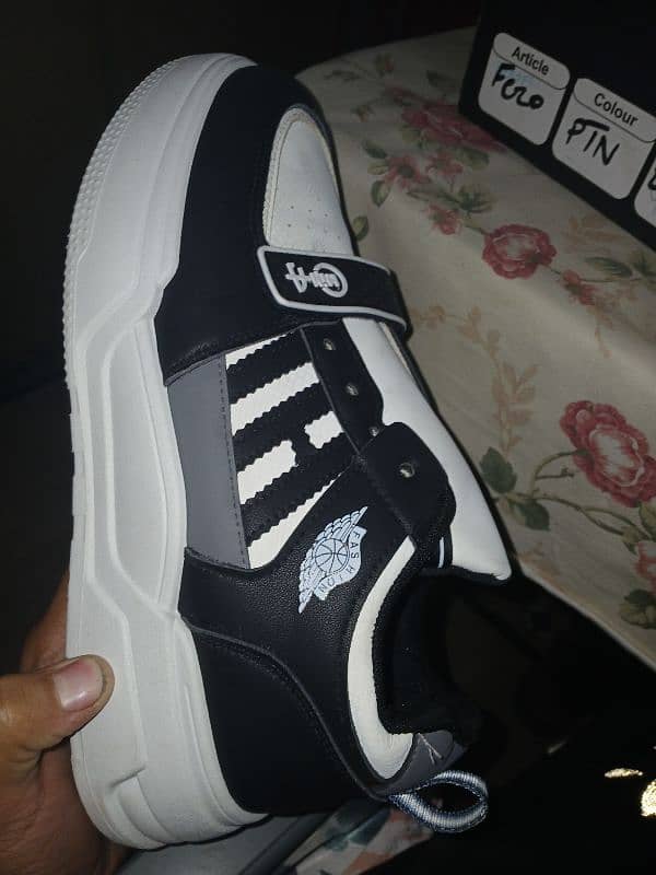 white and black  joggers  shoes with box 3