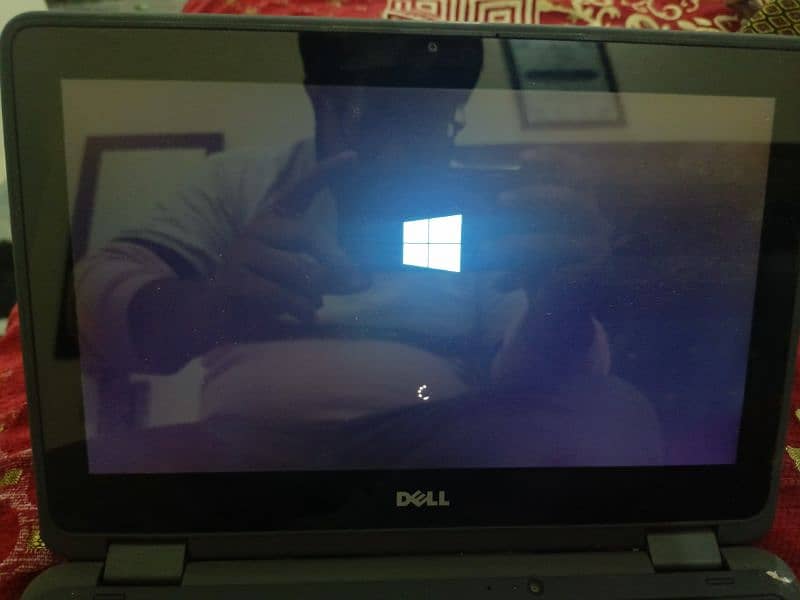 Dell Latitude 3189  4GB/128 GB (0 301 40 93 19 8) 1